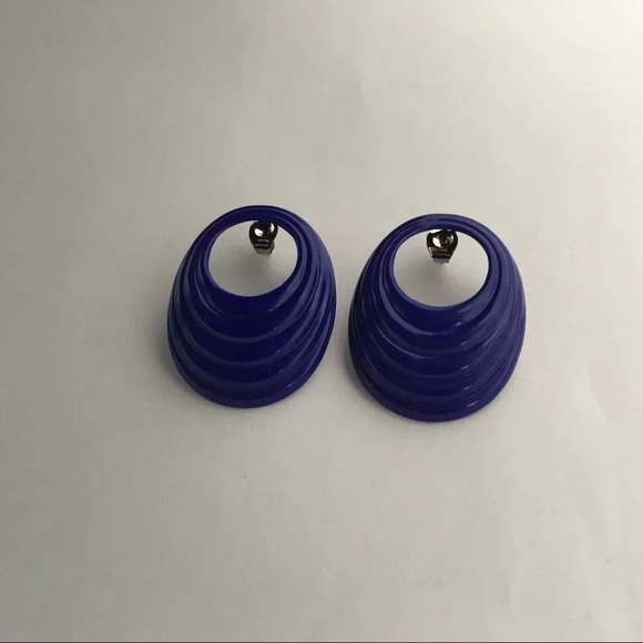 Hollow Out Open Oval Shaped Post Back Earrings - Picture 2 of 3